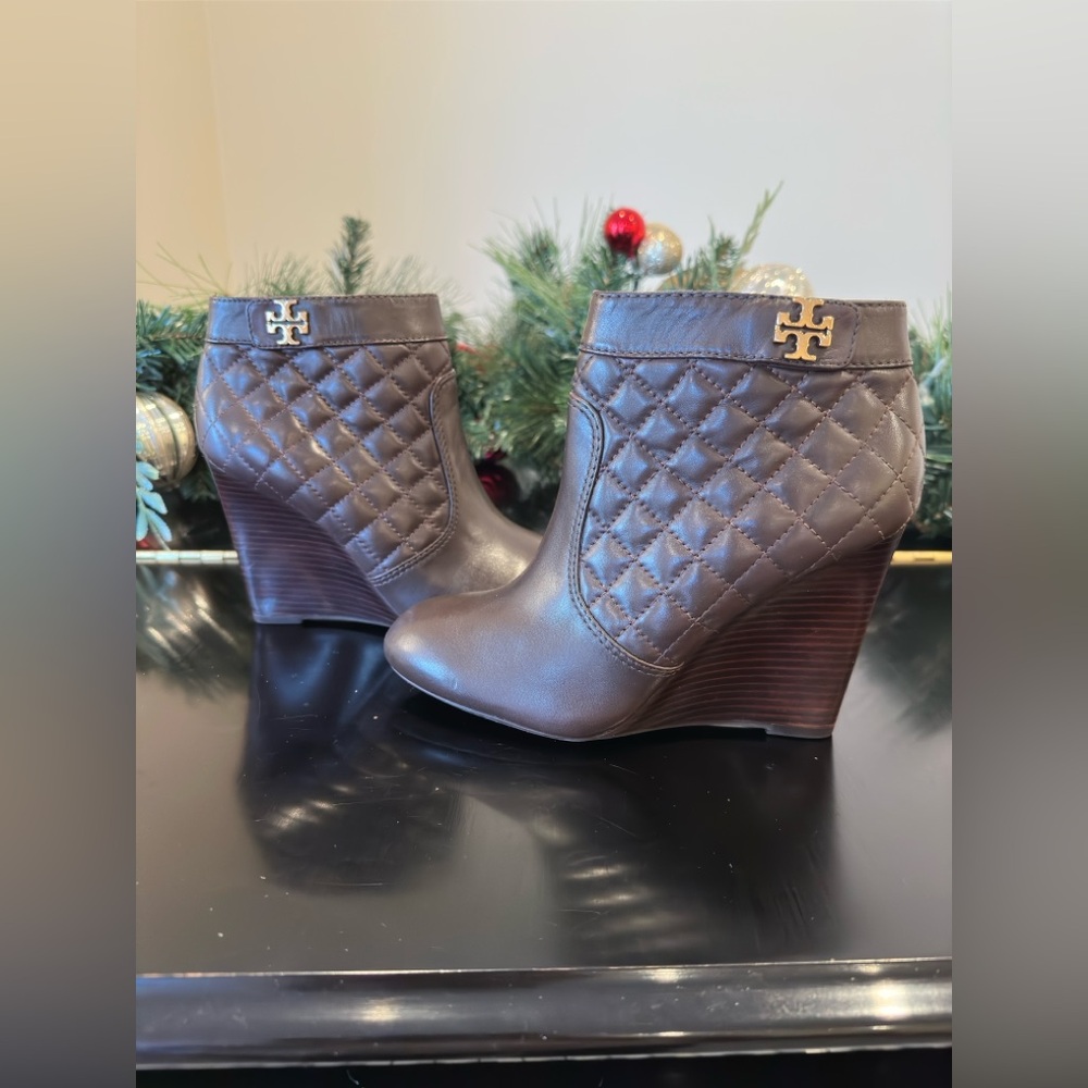 Tory Burch NWOT Authentic RARE Luxury Minimalist Quilted Brown Ankle Boots - Picture 8 of 17